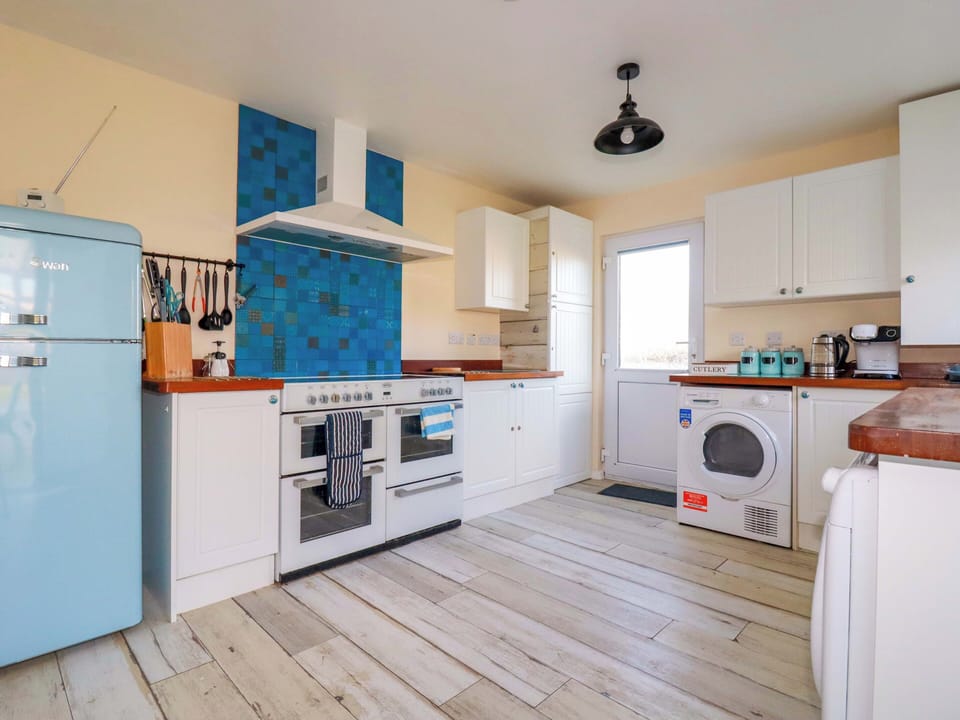 Cottage | Private kitchen | Microwave, stovetop, dishwasher, cookware/dishes/utensils