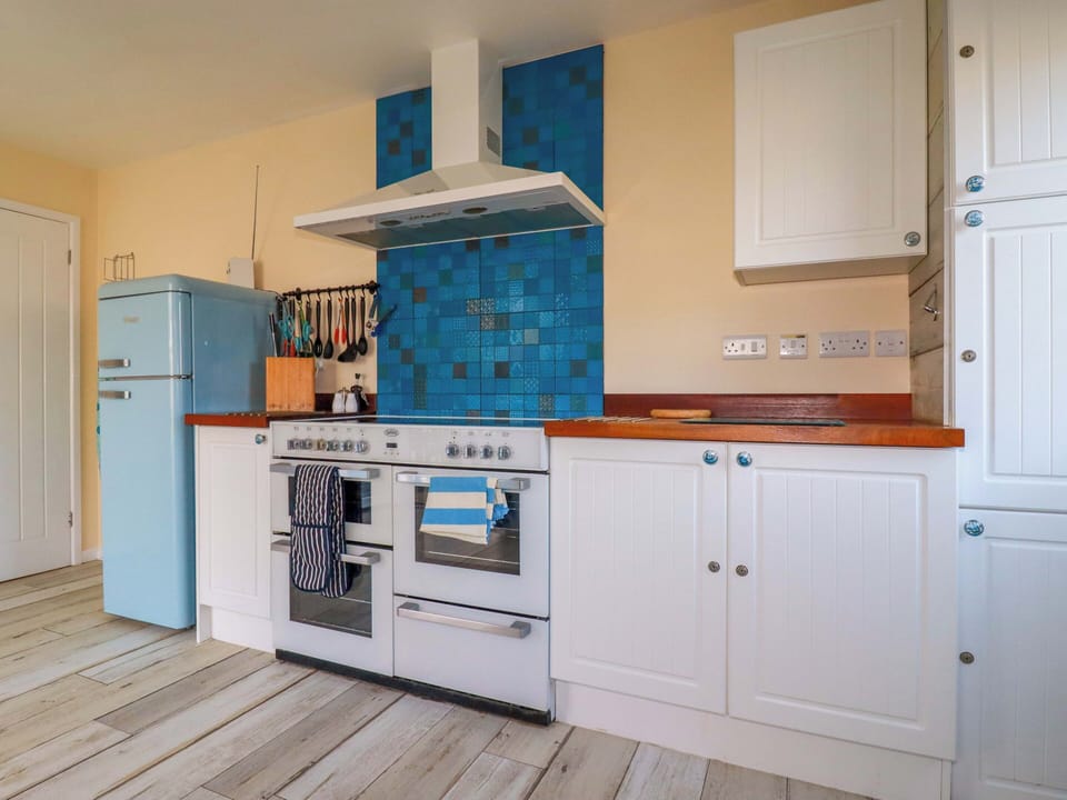 Cottage | Private kitchen | Microwave, stovetop, dishwasher, cookware/dishes/utensils