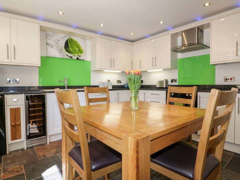 Cottage | Private kitchen | Stovetop, dishwasher, cookware/dishes/utensils