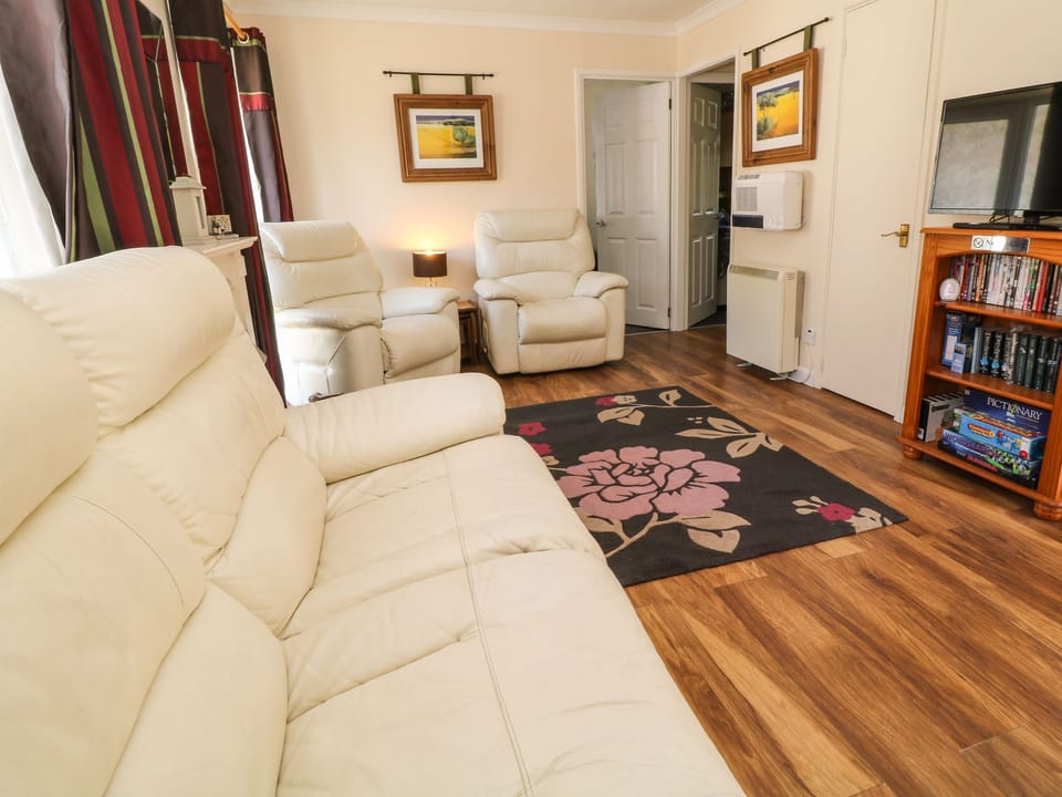 Cottage | Living area | TV