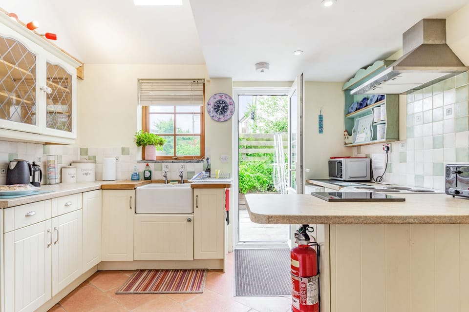 Cottage | Private kitchen | Electric kettle, toaster, cookware/dishes/utensils