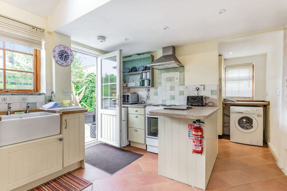 Cottage | Private kitchen | Electric kettle, toaster, cookware/dishes/utensils