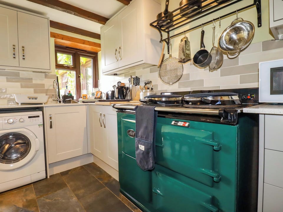 Cottage | Private kitchen | Electric kettle, toaster, cookware/dishes/utensils
