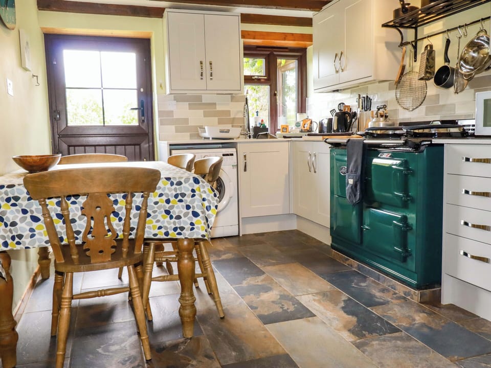 Cottage | Private kitchen | Electric kettle, toaster, cookware/dishes/utensils