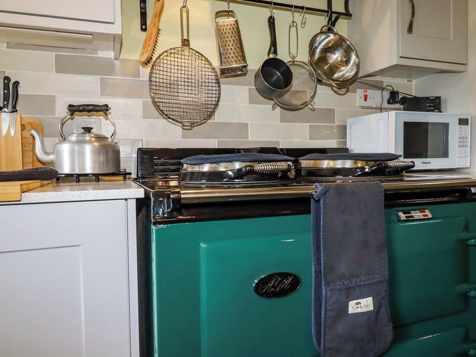Cottage | Private kitchen | Electric kettle, toaster, cookware/dishes/utensils