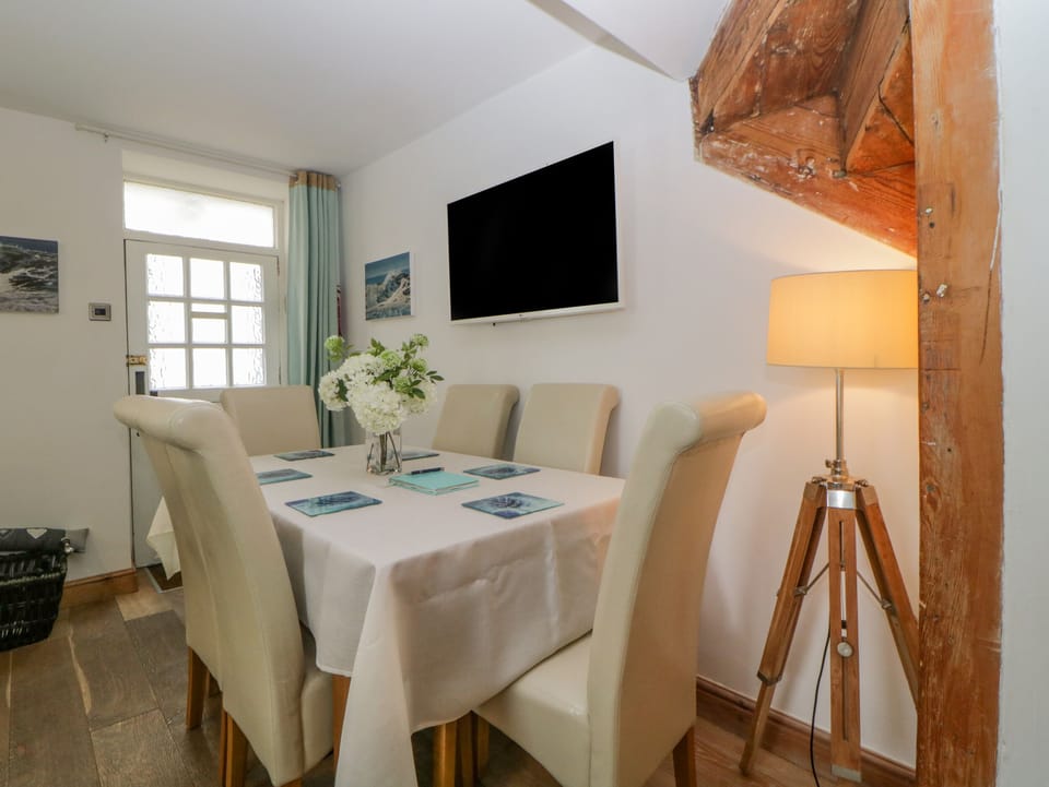 Cottage | Private kitchen | Fridge, microwave, stovetop, highchair