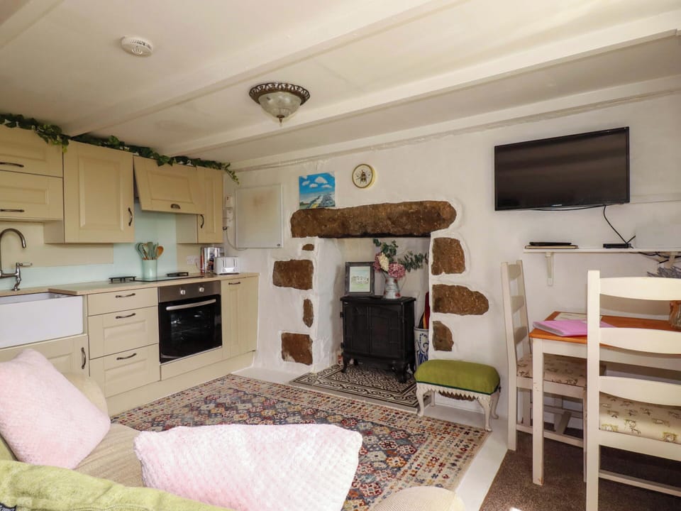 Cottage | Living area | TV