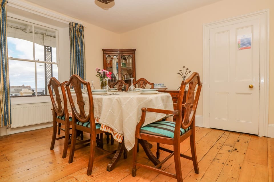 Cottage | Private kitchen | Dishwasher, electric kettle, highchair, cookware/dishes/utensils