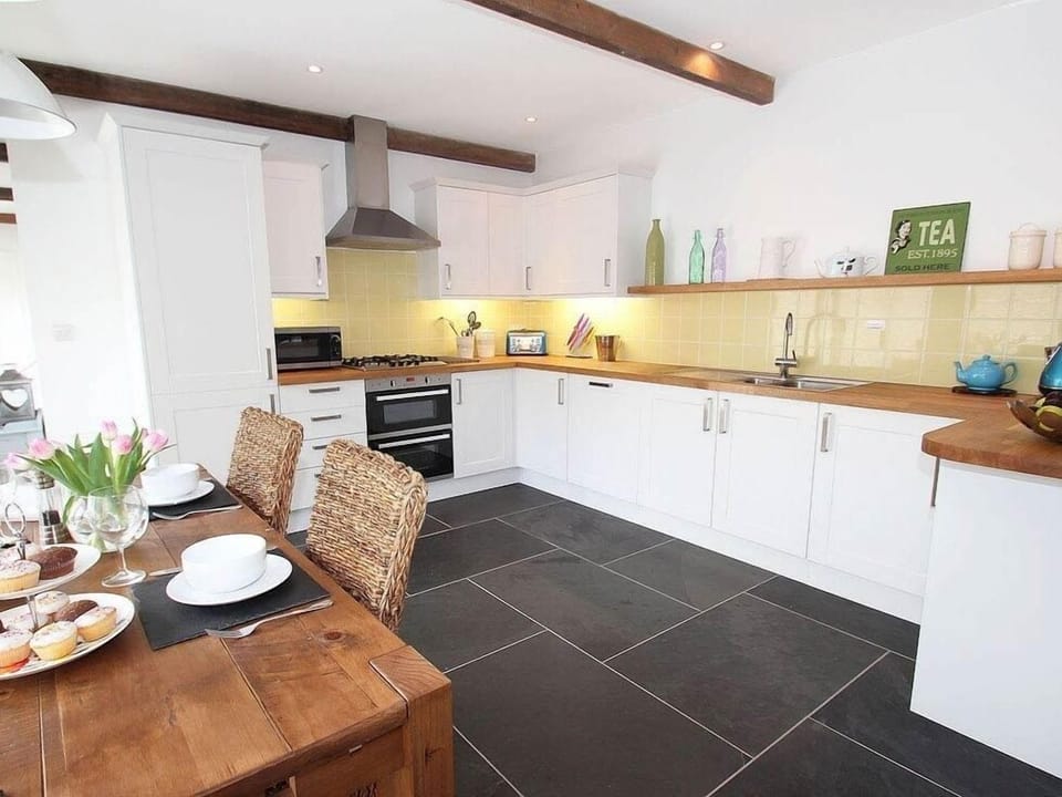 Cottage | Private kitchen | Dishwasher, cookware/dishes/utensils