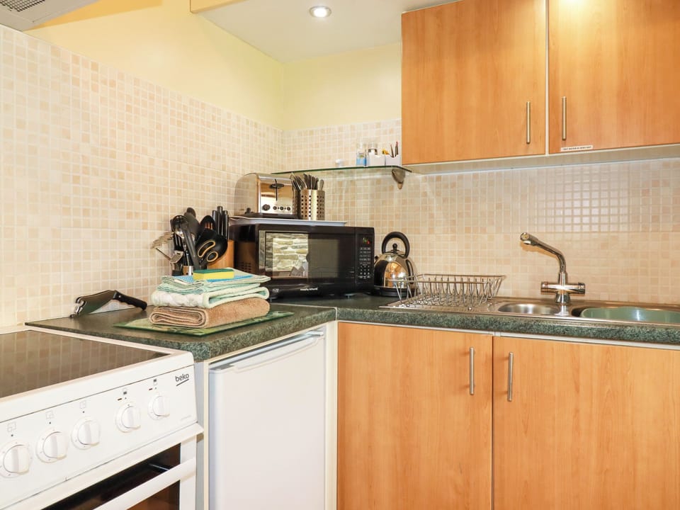 Cottage | Private kitchen | Fridge, cookware/dishes/utensils