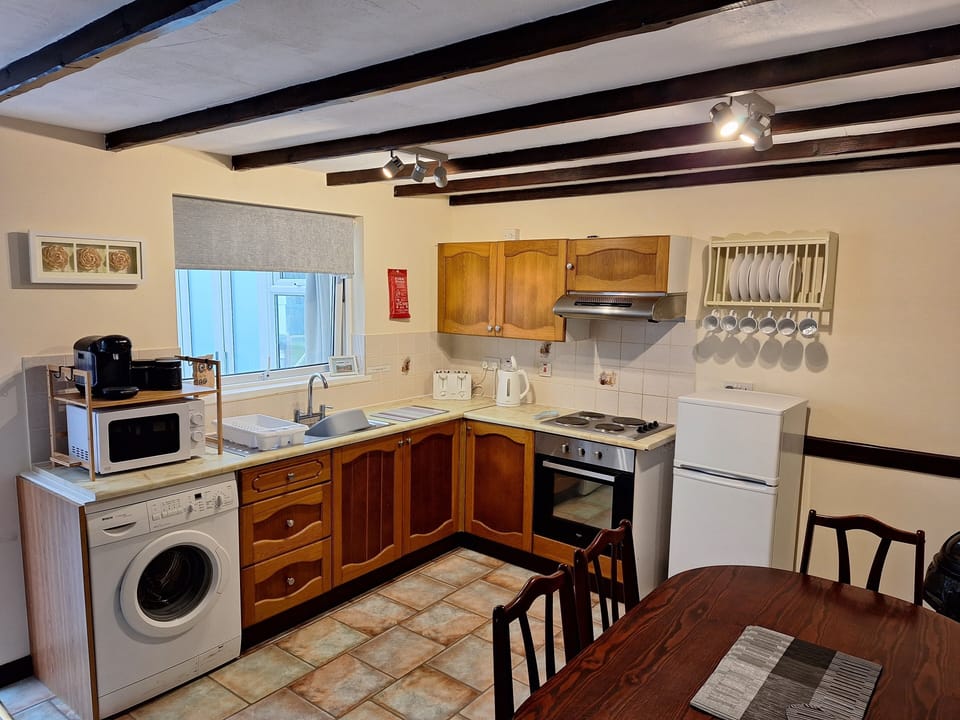 Cedar Bungalow | Private kitchen | Full-size fridge, microwave, oven, stovetop
