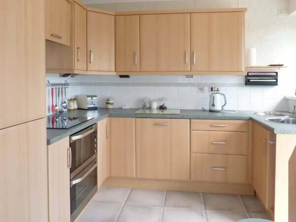 Cottage | Private kitchen | Fridge, microwave, stovetop, dishwasher