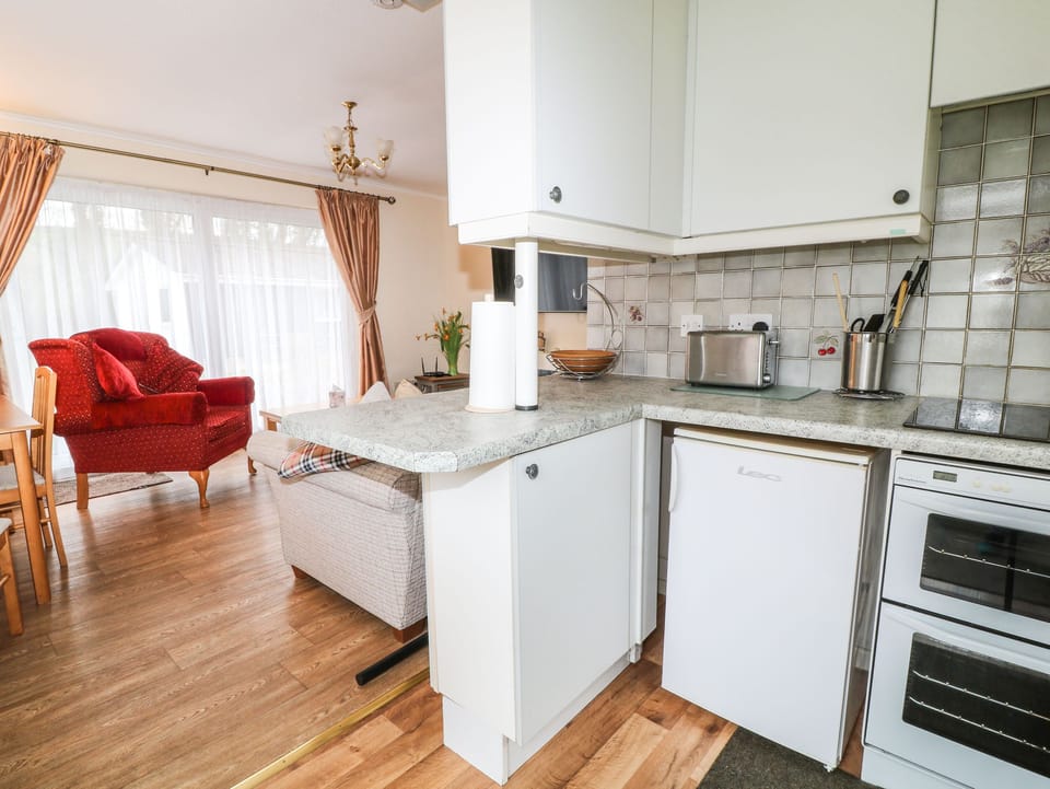 Cottage | Private kitchen | Fridge, microwave, stovetop, toaster