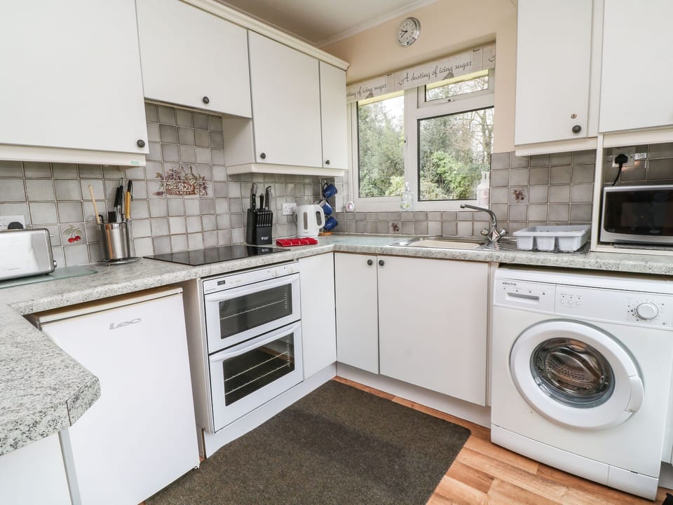Cottage | Private kitchen | Fridge, microwave, stovetop, toaster