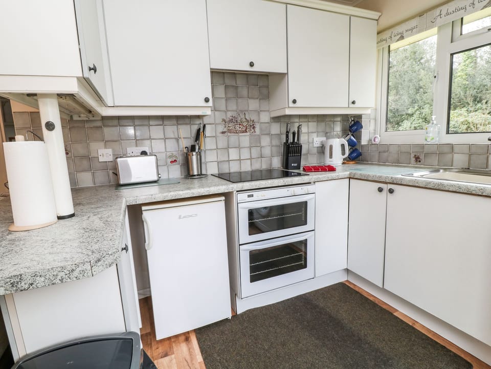 Cottage | Private kitchen | Fridge, microwave, stovetop, toaster