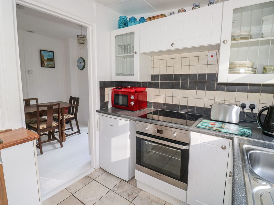 Cottage | Private kitchen | Microwave, stovetop, dishwasher, electric kettle