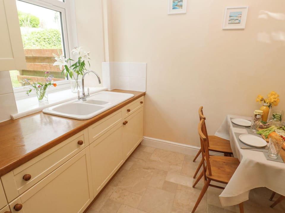 Cottage | Private kitchen | Fridge, microwave, stovetop, electric kettle