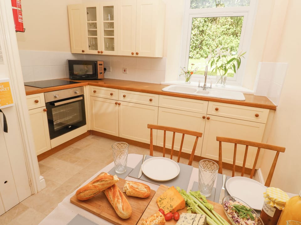 Cottage | Private kitchen | Fridge, microwave, stovetop, electric kettle