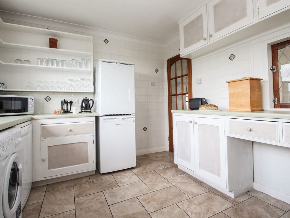 Cottage | Private kitchen | Fridge, microwave, stovetop, electric kettle