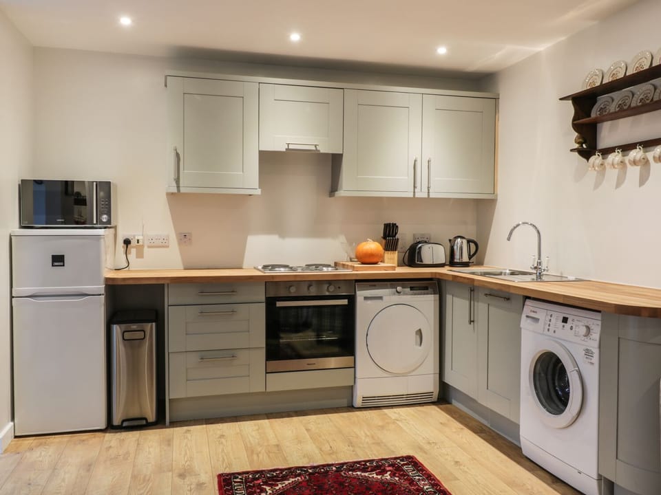 Cottage | Private kitchen | Microwave, stovetop, dishwasher, electric kettle