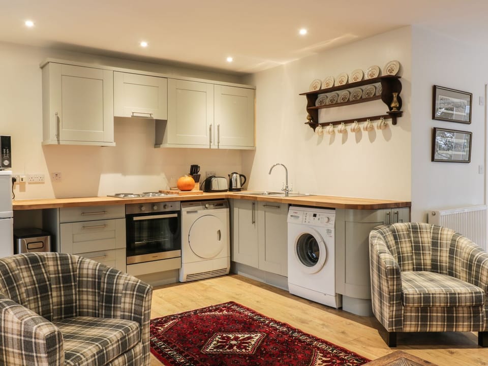 Cottage | Private kitchen | Microwave, stovetop, dishwasher, electric kettle
