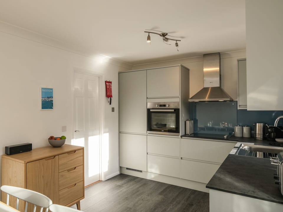 Cottage | Private kitchen | Microwave, stovetop, dishwasher, electric kettle