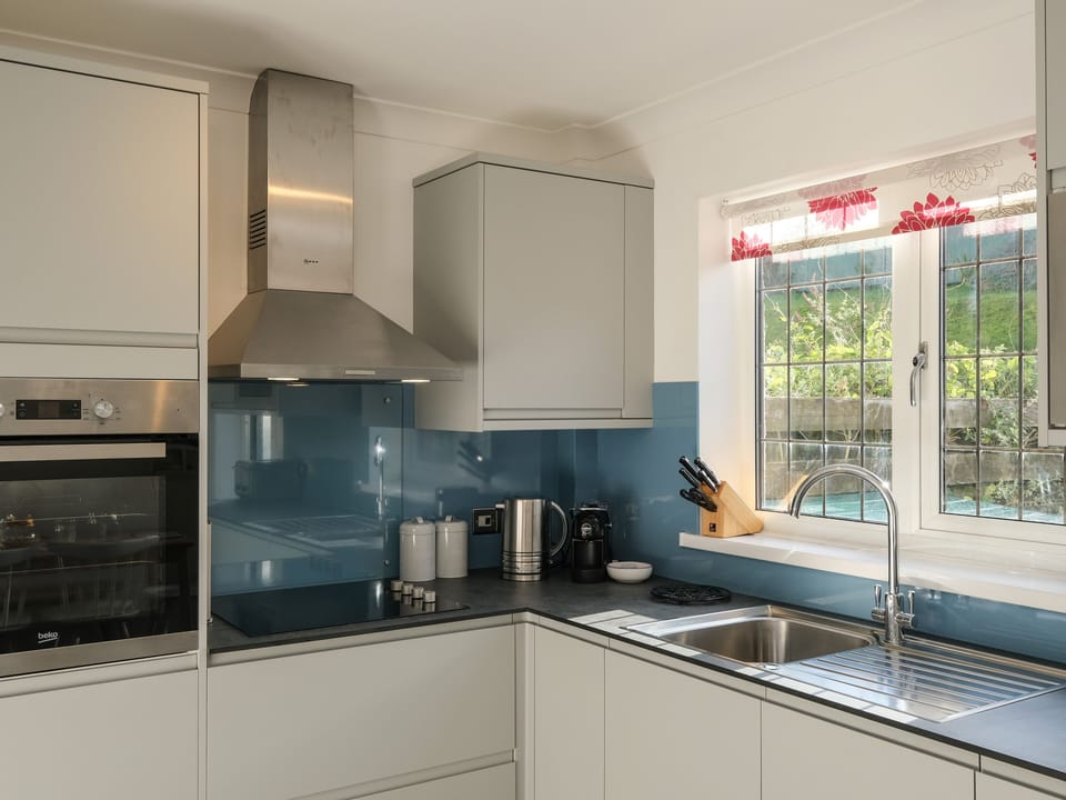 Cottage | Private kitchen | Microwave, stovetop, dishwasher, electric kettle