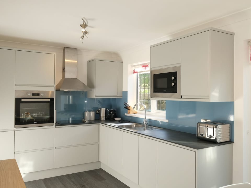 Cottage | Private kitchen | Microwave, stovetop, dishwasher, electric kettle