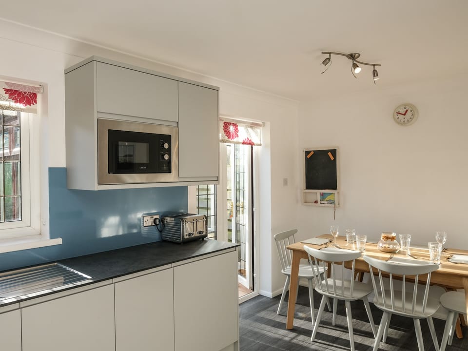 Cottage | Private kitchen | Microwave, stovetop, dishwasher, electric kettle