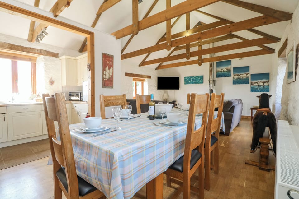 Cottage | Dining