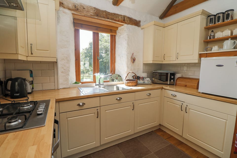 Cottage | Private kitchen | Dishwasher, cookware/dishes/utensils