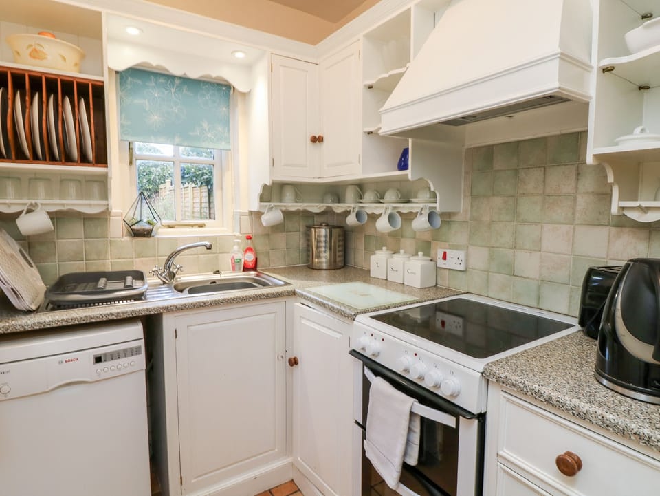 Cottage | Private kitchen | Fridge, microwave, stovetop, dishwasher