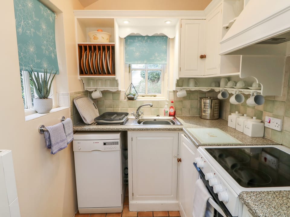 Cottage | Private kitchen | Fridge, microwave, stovetop, dishwasher