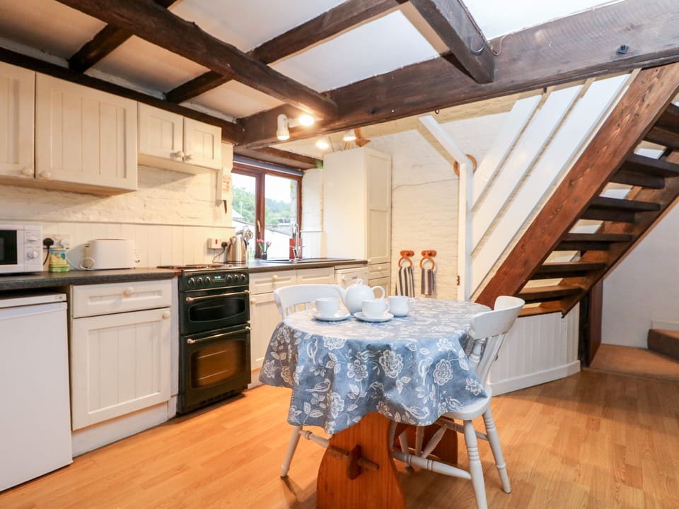Cottage | Private kitchen | Stovetop, highchair, cookware/dishes/utensils