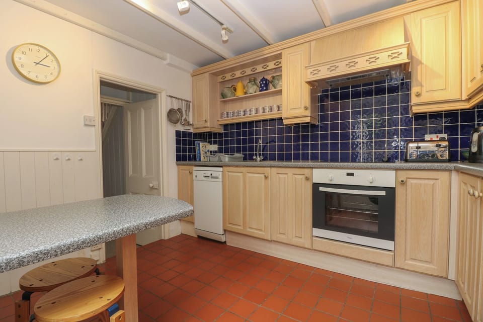 Cottage | Private kitchen | Fridge, dishwasher, electric kettle, toaster