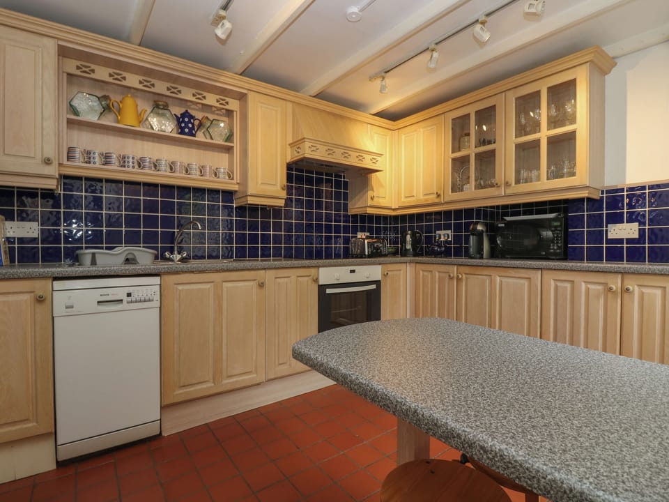 Cottage | Private kitchen | Fridge, dishwasher, electric kettle, toaster