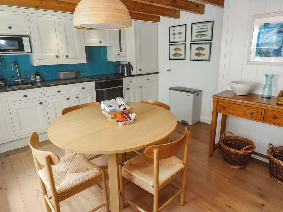 Cottage | Private kitchen | Dishwasher, cookware/dishes/utensils