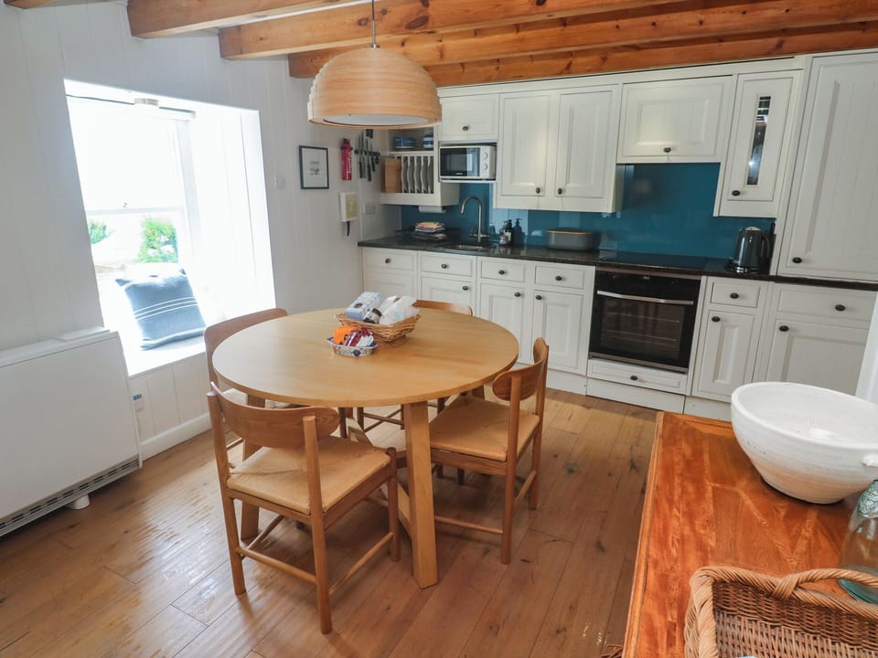 Cottage | Private kitchen | Dishwasher, cookware/dishes/utensils