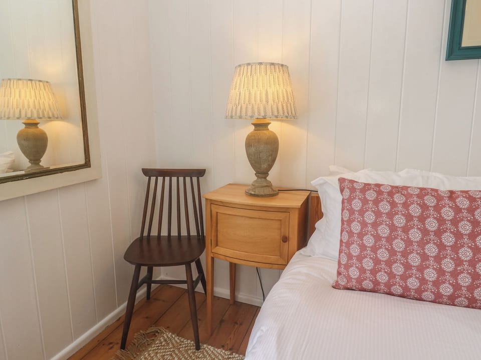 Cottage | 2 bedrooms, individually decorated, individually furnished, free WiFi