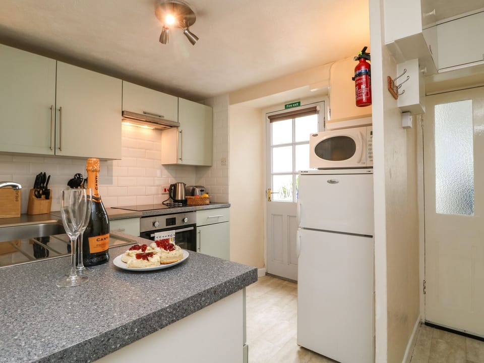 Cottage | Private kitchen | Cookware/dishes/utensils
