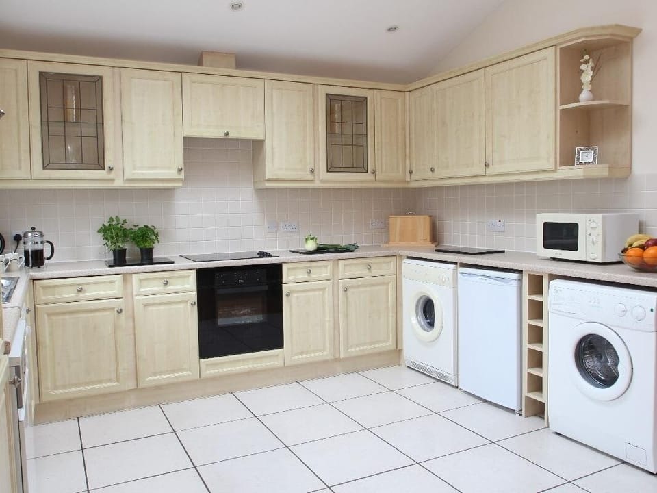 Cottage | Private kitchen | Fridge, microwave, stovetop, dishwasher