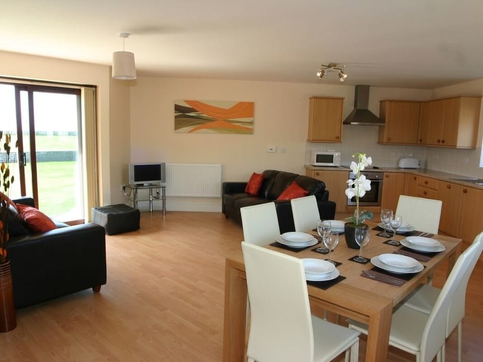 Cottage | Dining