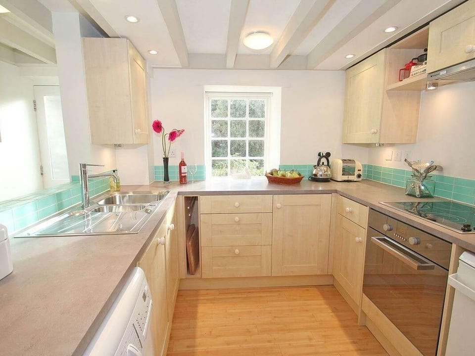 Cottage | Private kitchen | Dishwasher, cookware/dishes/utensils