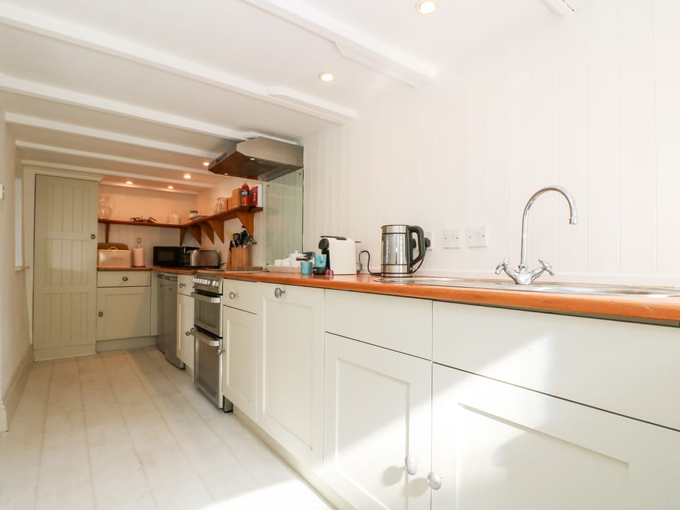 Cottage | Private kitchen | Dishwasher, cookware/dishes/utensils