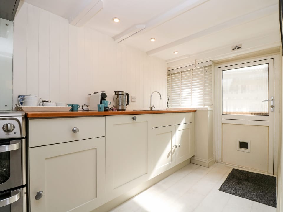 Cottage | Private kitchen | Dishwasher, cookware/dishes/utensils