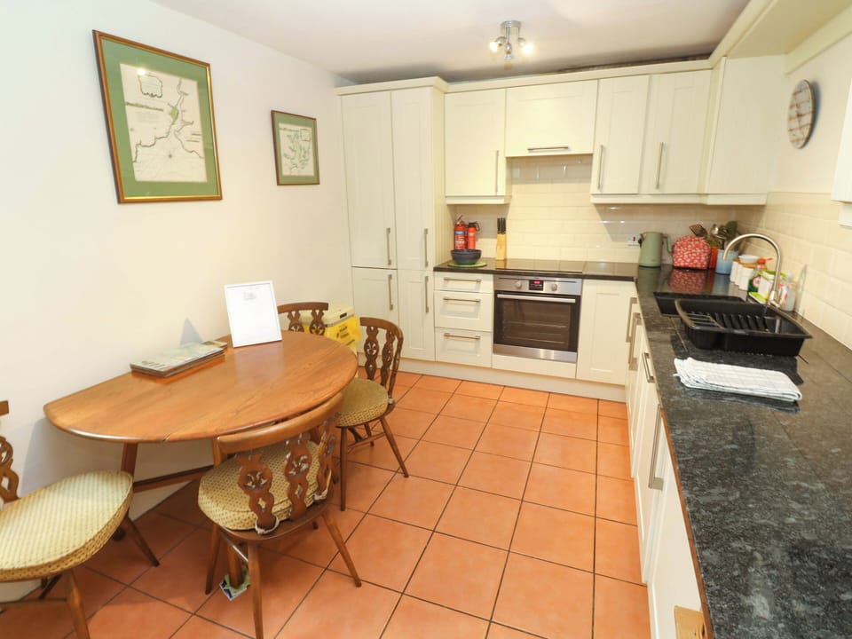 Cottage | Private kitchen | Dishwasher, cookware/dishes/utensils