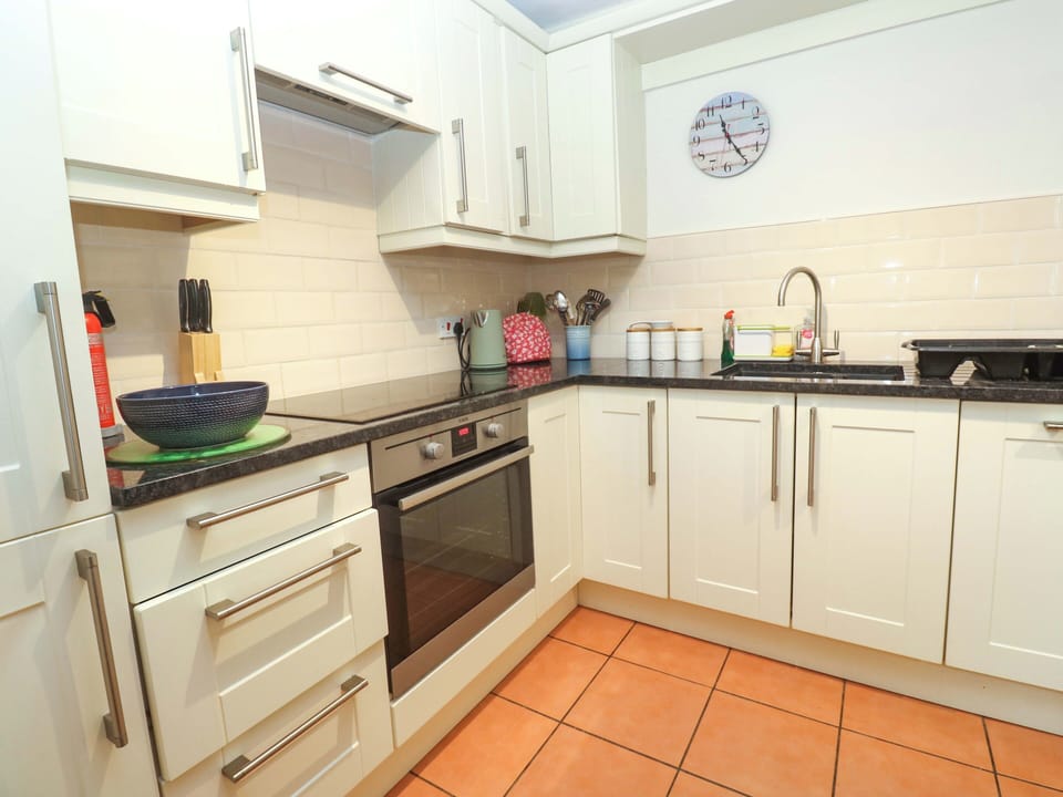 Cottage | Private kitchen | Dishwasher, cookware/dishes/utensils
