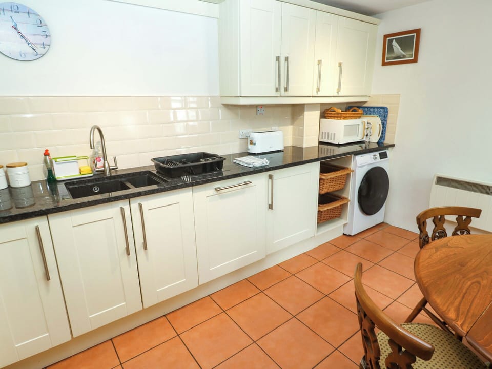 Cottage | Private kitchen | Dishwasher, cookware/dishes/utensils