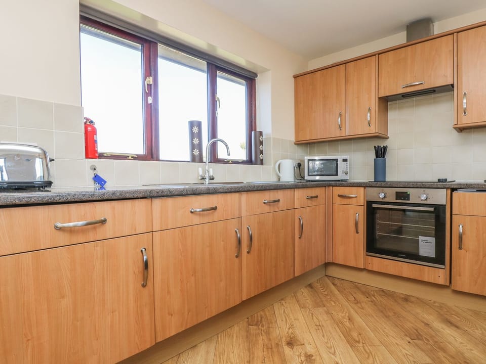 Cottage | Private kitchen | Stovetop, dishwasher, highchair, cookware/dishes/utensils