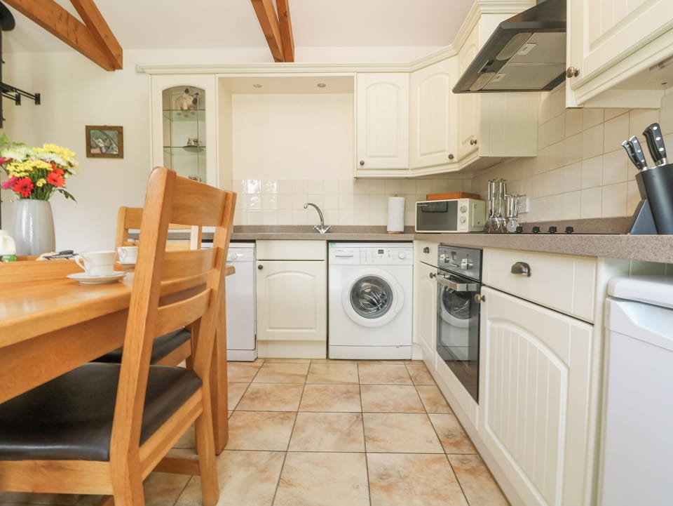 Cottage | Private kitchen | Dishwasher, cookware/dishes/utensils